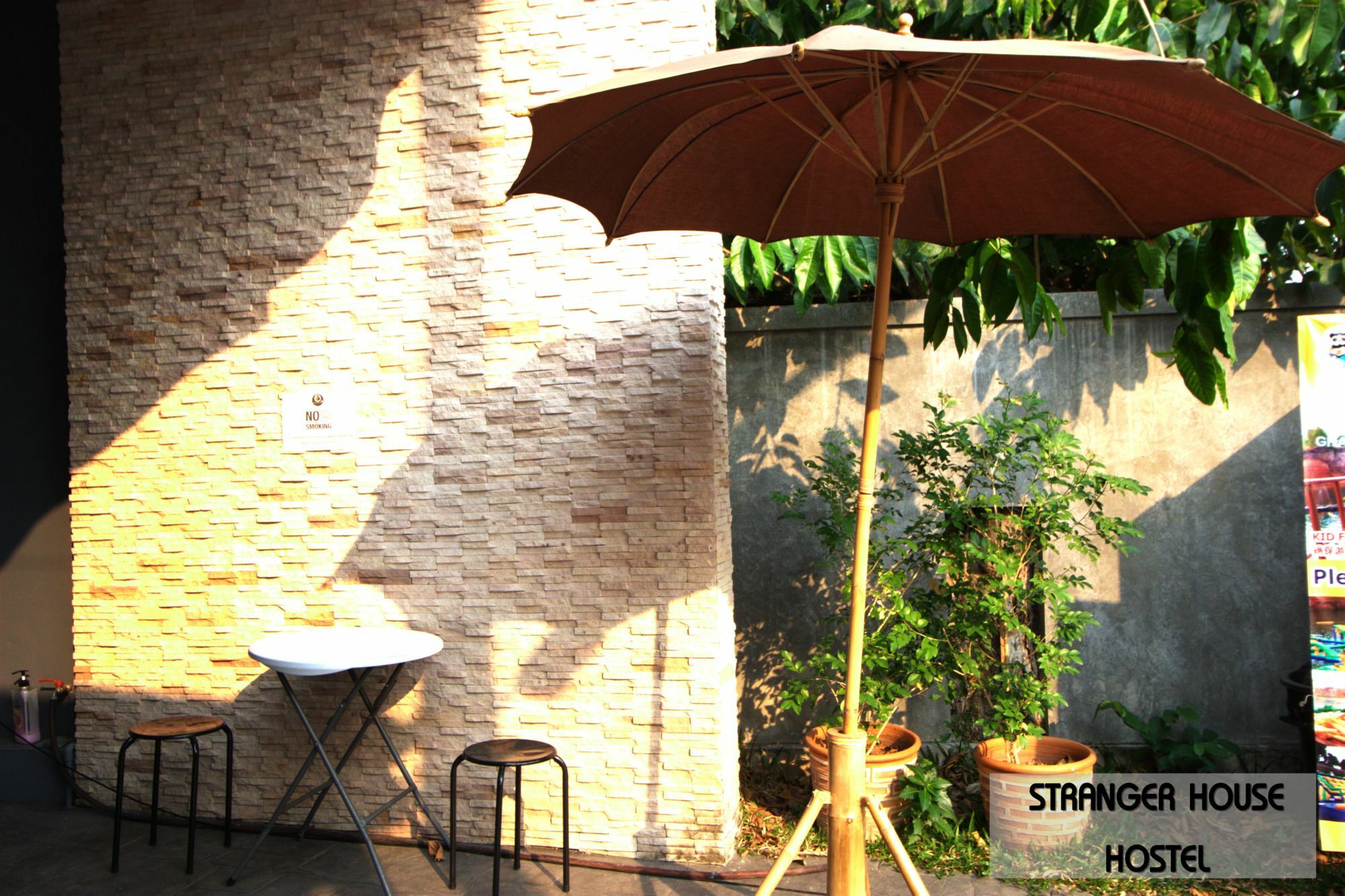 A Pousada Stranger House Chiang Mai Exterior foto